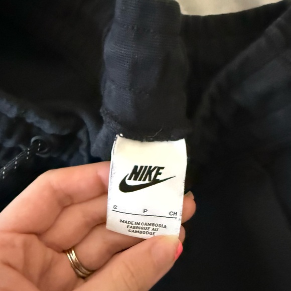 Nike Black Sweatpants with White Logo Tag - Picture 2 of 2